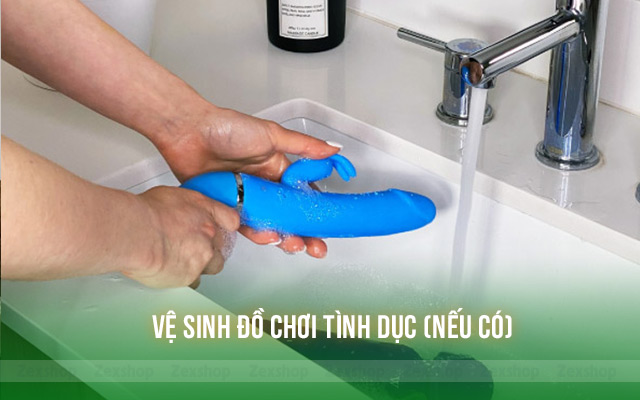 Vệ sinh sạch sẽ đồ chơi tình dục (nếu có)